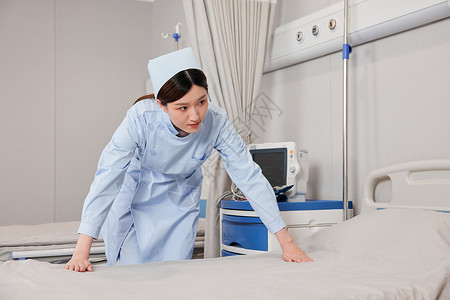 整理病床的女护士图片