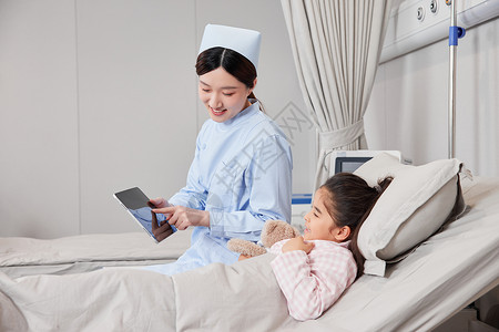护士陪伴住院的小女孩看平板电脑图片
