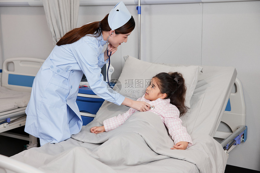 护士查房生病的小女孩图片