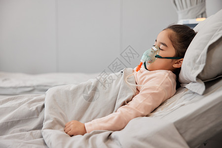 住院的小女孩带呼吸仪图片