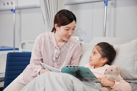妈妈给住院的女儿读故事书图片
