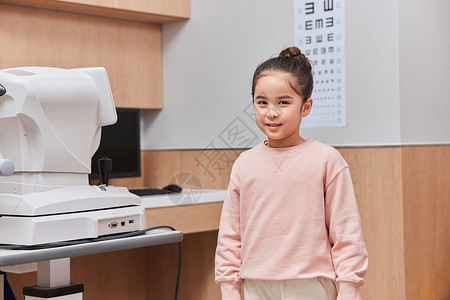 在医院检查视力的小女孩形象图片