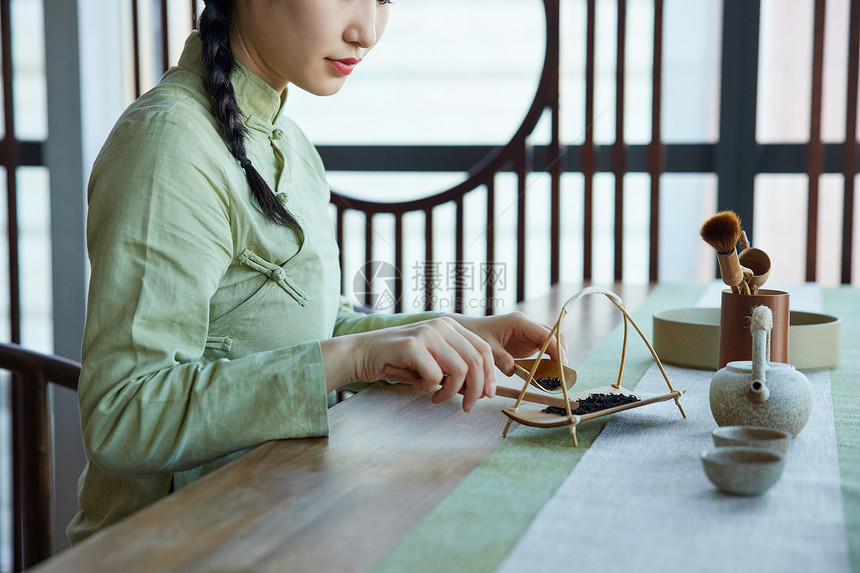 学习茶文化的青年女性图片