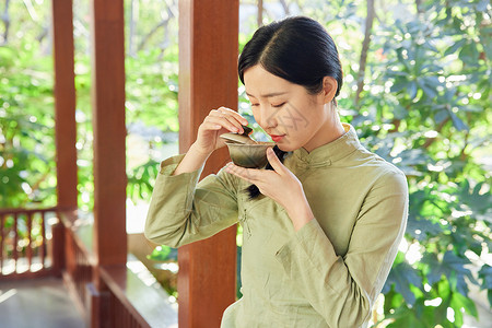 户外赏植品茶的青年女性高清图片