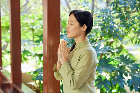 清明节祷告祈福的素雅女性背景图片