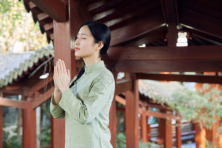 清明节祷告祈福的青年女性背景图片