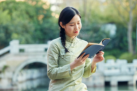 温婉女人袁姗姗户外看书的青年女性背景