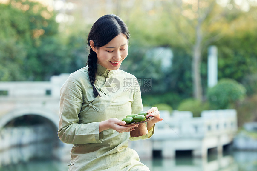 青年女性品尝青团图片