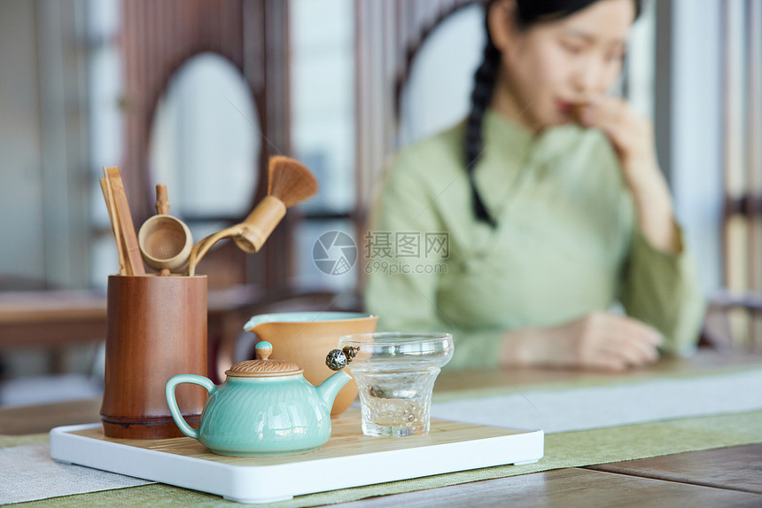 茶馆里喝茶的青年女性图片