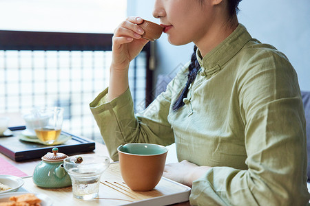 茶馆喝茶的气质美女特写图片