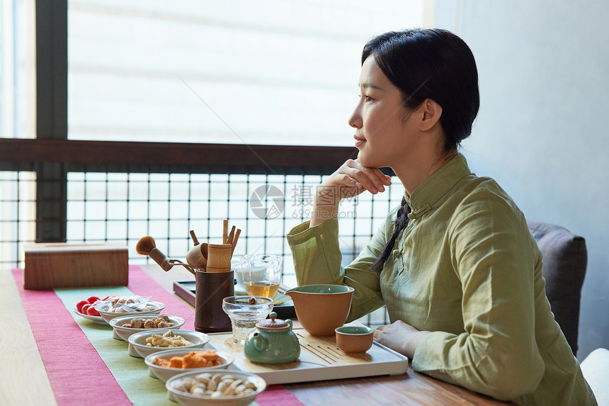 青年女性在茶馆品茶图片