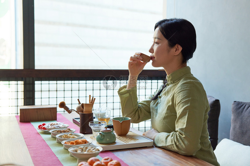 青年女性在茶馆品茶图片