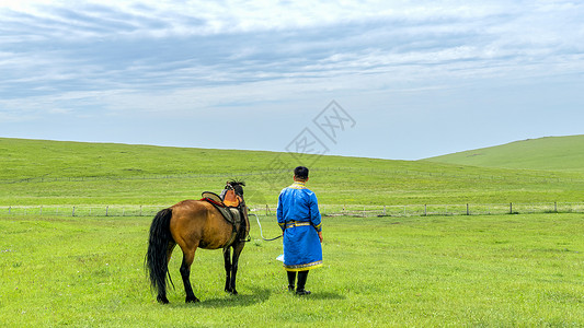 马塔拉格根塔拉草原上的牧民和马匹背景