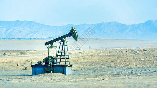 戈壁滩上油田开采背景图片