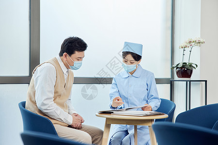 国际专家毛笔字病人和护士在医院大厅交谈背景