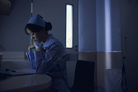医院休息室在休息室情绪失落的护士背景