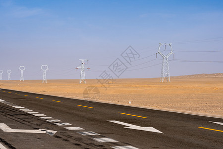 戈壁公路和电力输送装置背景图片