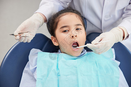 小女孩在医院治疗牙齿背景图片