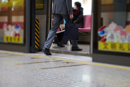 地铁口罩乘坐地铁的商务男性腿部特写背景