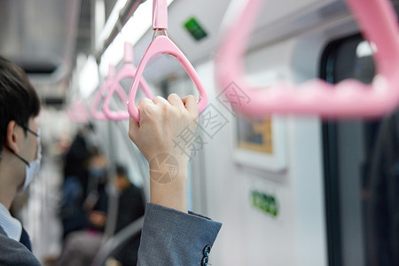 戴口罩乘坐地铁的人高清图片