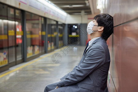 疫情出行乘坐地铁疲惫的男青年背景