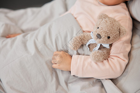 女生与熊抱着玩偶熊的小女孩生病住院特写背景