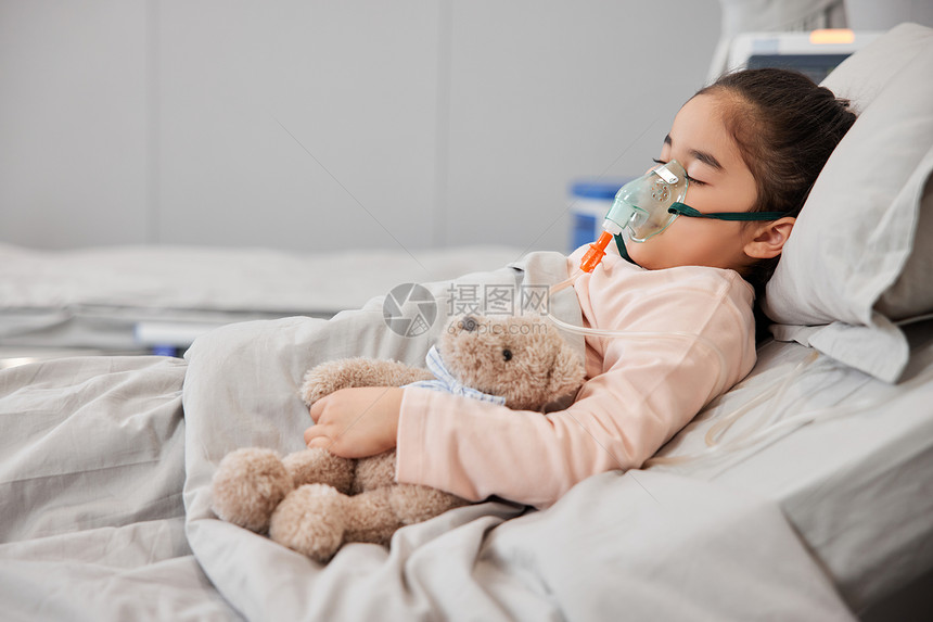 小女孩住院带呼吸仪图片