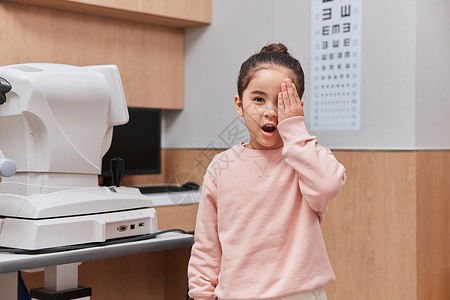 医院检查视力的小女孩图片