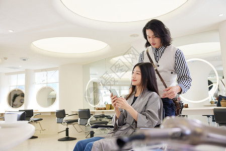 理发师和顾客沟通发型设计图片
