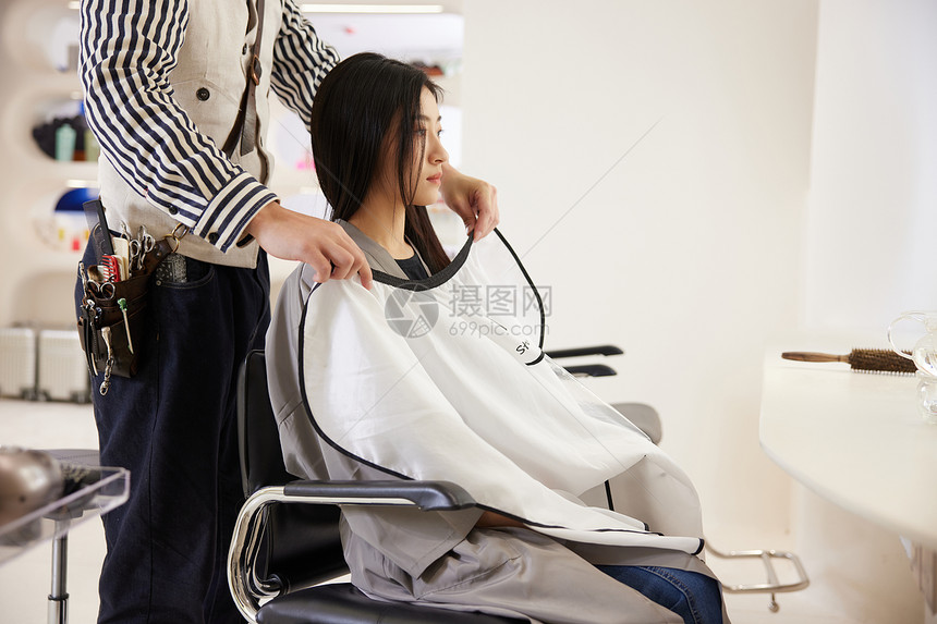 理发店接受美发服务的女性图片
