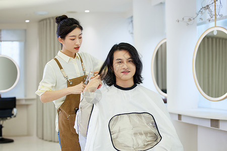 女性理发师给男顾客剪头发图片