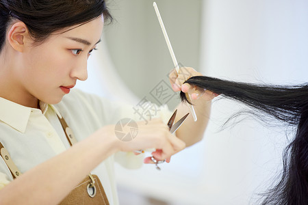 女理发师给顾客修剪头发特写图片