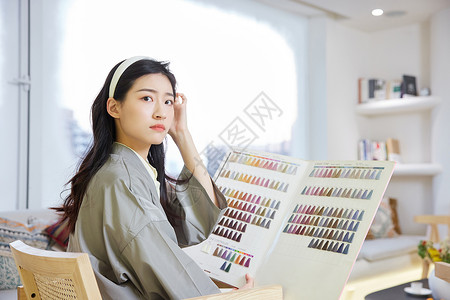 女性顾客选择染发发色表情纠结图片