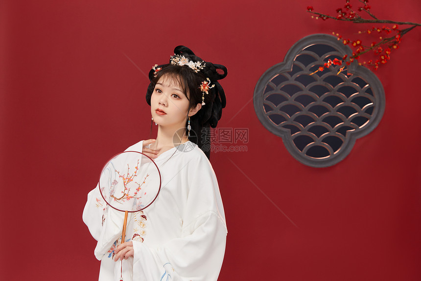 中国风传统美女拿梅花扇子图片