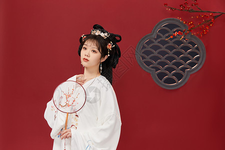 中国风传统美女拿梅花扇子背景图片