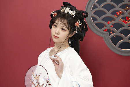 中国风传统汉服美女手拿梅花圆扇背景图片