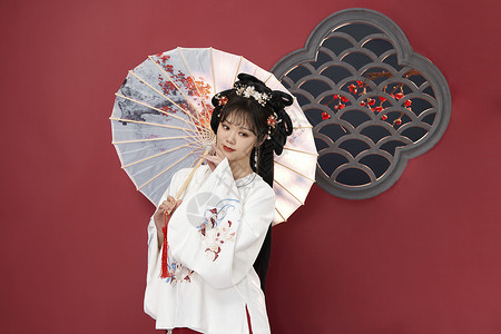 国风传统梅花汉服美女撑伞图片