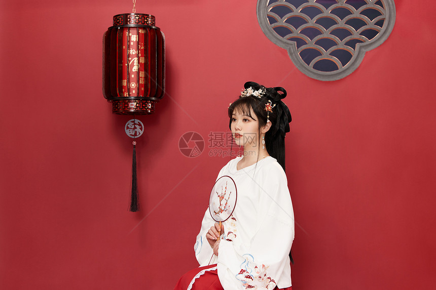 中国风传统汉服美女手拿梅花圆扇图片