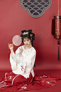 手拿梅花圆扇的国风传统汉服美女背景图片