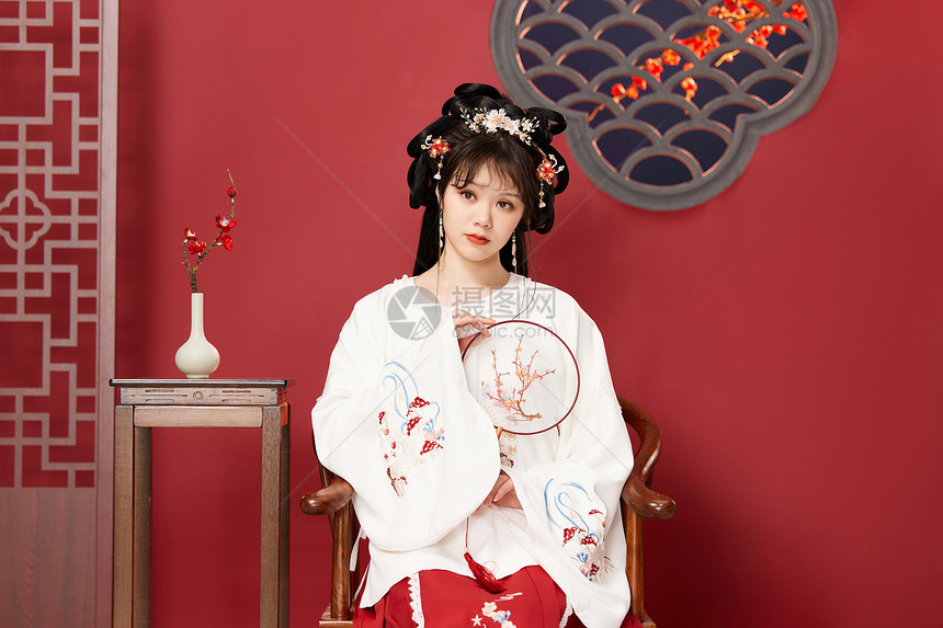 中国风传统文化古装美女手拿圆扇图片