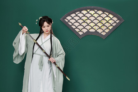 汉服传统古装美女手拿宝剑背景图片