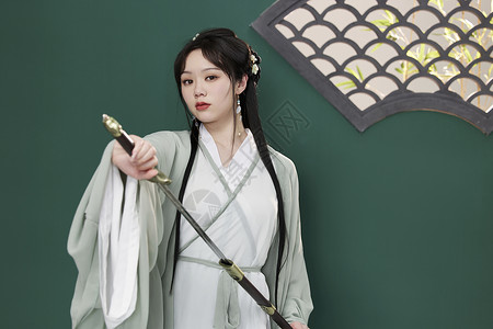 中国风汉服古典美女舞剑背景图片