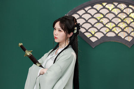 汉服传统古装美女手持宝剑背景图片