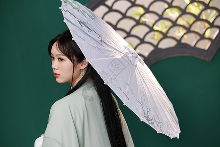 传统古装汉服美女撑伞侧脸背景图片