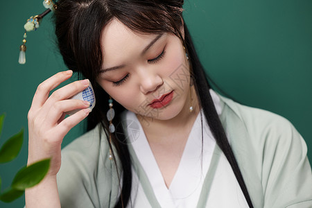 古风素材耳朵国风古装美女拿酒杯饮酒背景