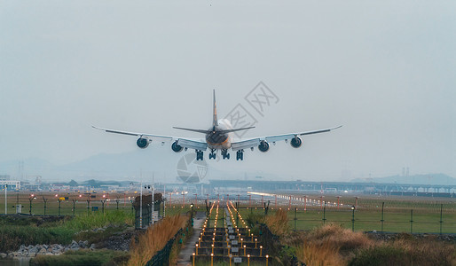 深圳宝安机场波音737降落高清图片