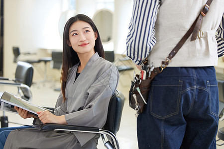 理发店里女顾客形象背景图片