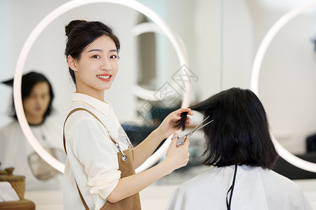 女性理发师为顾客服务形象图片