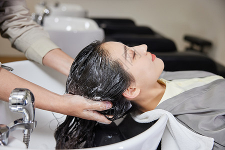 女性在理发店洗头高清图片