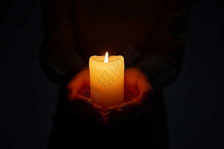 蜡烛悼念手捧着蜡烛的手祈福背景